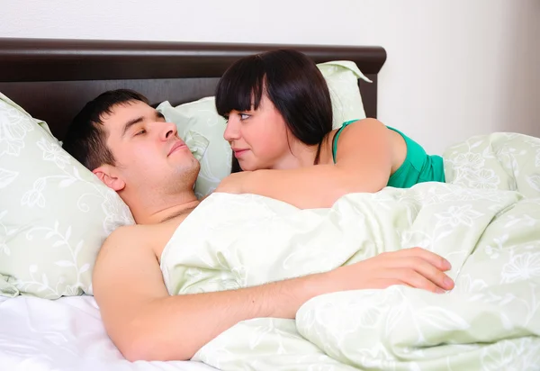 Ungt par hade just vaknat — Stockfoto