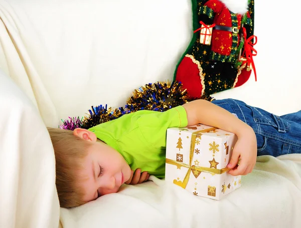 Μικρό αγόρι έπεσε ένας ύπνος στον καναπέ — Φωτογραφία Αρχείου