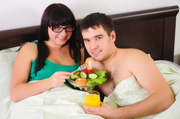 Ungt par på frukost — Stockfoto