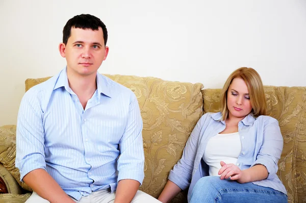 Young married couple at odds — Stock Photo, Image