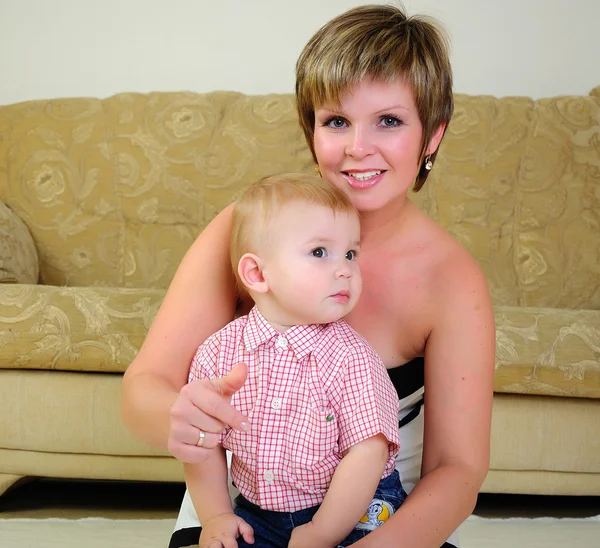 Mãe e filho se divertindo juntos — Fotografia de Stock