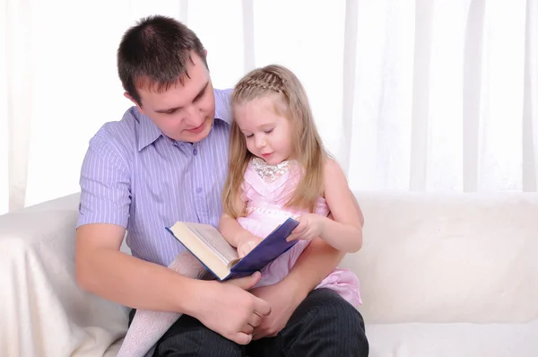 Sağlığınla kız babasının kucağında oturuyor — Stok fotoğraf