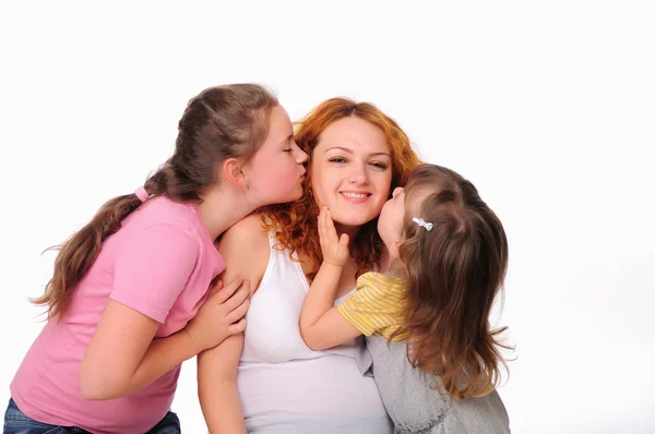 Молода вагітна мати і її дві дочки — стокове фото