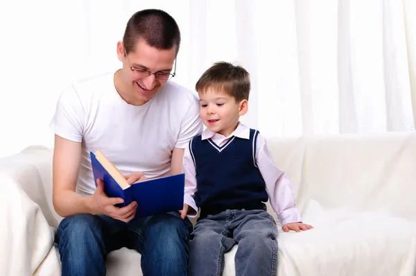 Vater und Sohn lesen ein Buch — Stockfoto