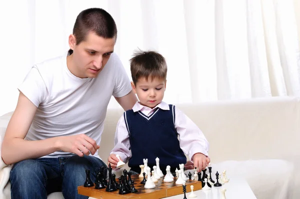 Papá e hijo jugando ajedrez —  Fotos de Stock