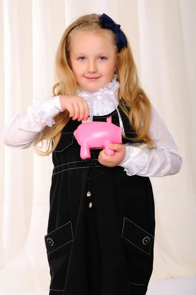 Kleines Mädchen legt seine Ersparnisse — Stockfoto