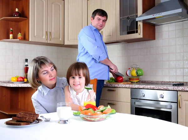 Familjen har frukost i köket — Stockfoto