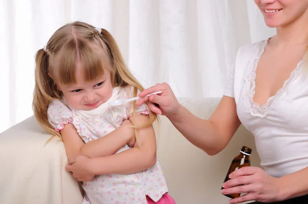 Маленькая девочка пьет сироп от кашля — стоковое фото