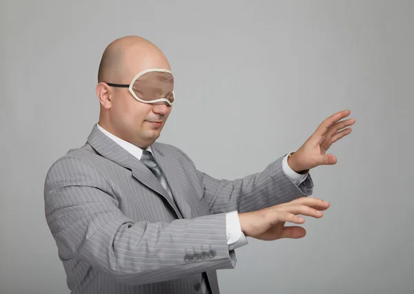Homem de negócios careca em um terno cinza — Fotografia de Stock