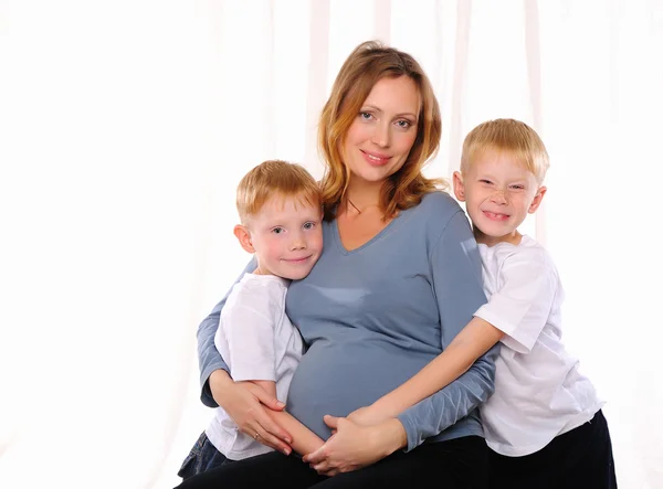 Twee rode broers en hun zwangere — Stockfoto
