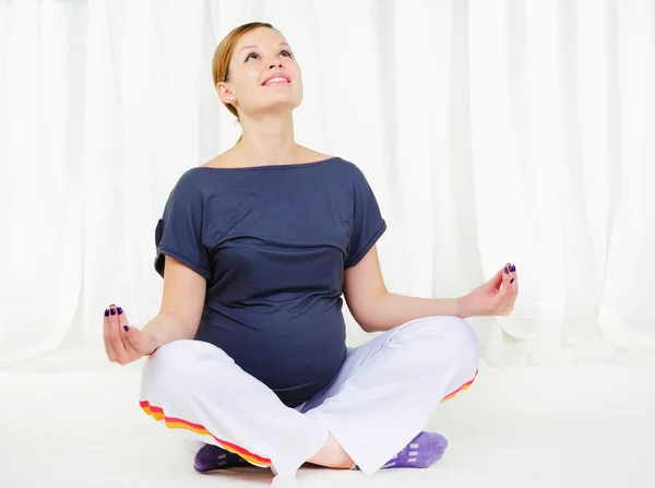 एक युवा गर्भवती लड़की का चित्र — स्टॉक फ़ोटो, इमेज