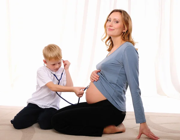Kleiner Junge und seine schwangere Mutter — Stockfoto