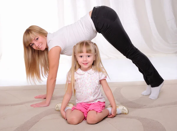 Kleines Mädchen und ihre Mutter — Stockfoto