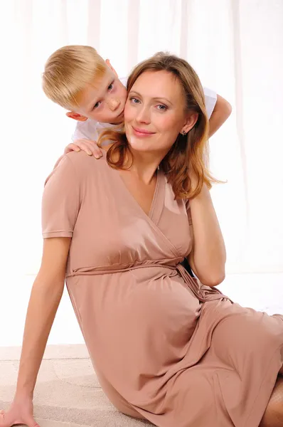 Mały chłopiec i jego ciężarna matka — Zdjęcie stockowe