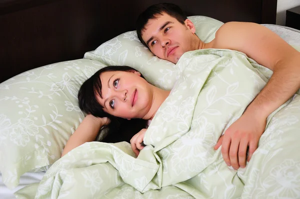Jovem casal dormir — Fotografia de Stock