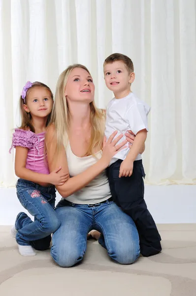 Jovem mãe, sua filha e filho — Fotografia de Stock