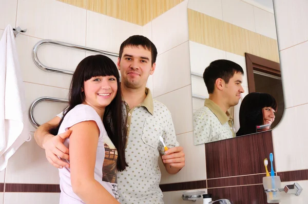 Ungt par tillsammans för att tvätta i badrummet — Stockfoto