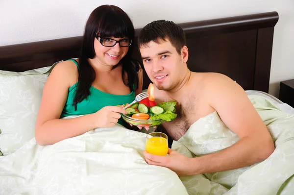 Mladý pár při snídani — Stock fotografie