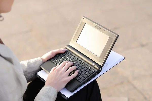 Nő dolgozik egy laptop — Stock Fotó