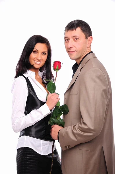 Junger Mann schenkt seiner Freundin eine Rose — Stockfoto