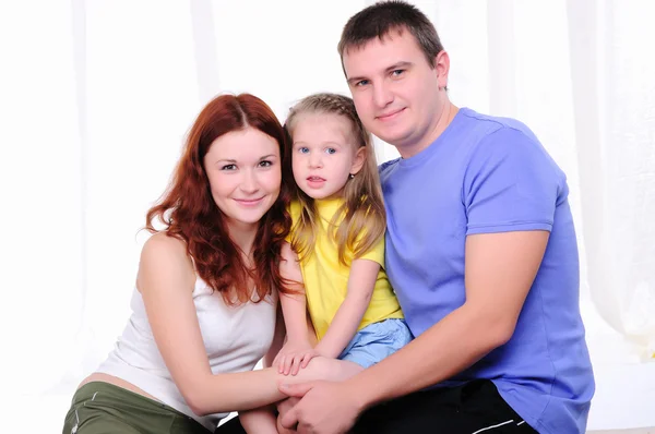 Madre, un padre joven y una hija joven — Foto de Stock