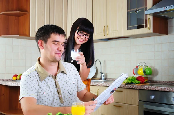 Junges Paar beim Frühstück — Stockfoto