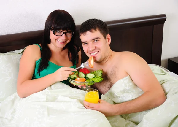 年轻的夫妇在早餐 — 图库照片