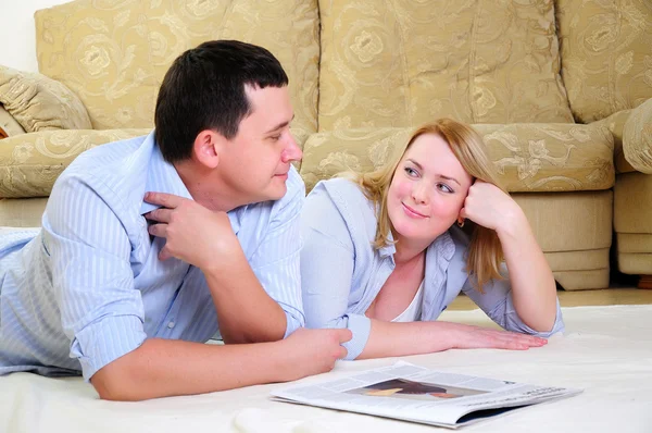 Young couple spends time together — Stock Photo, Image