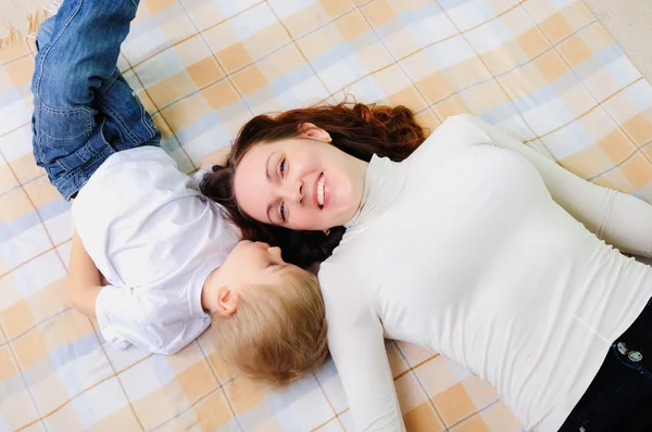 Kleiner Junge und seine Mutter — Stockfoto