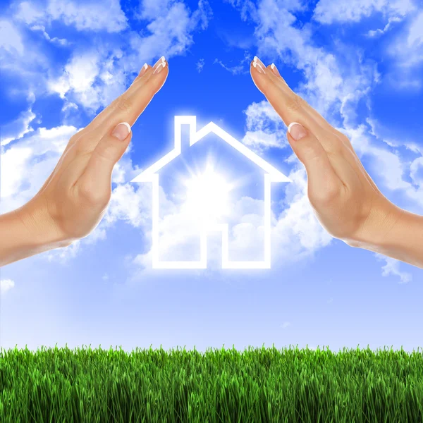 Dom w rękach przeciw błękitne niebo — Zdjęcie stockowe