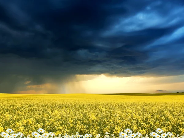 Fırtınalı gökyüzü ile enfes manzara — Stok fotoğraf