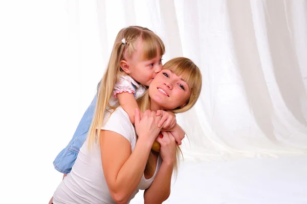 Kleines Mädchen und ihre Mutter — Stockfoto
