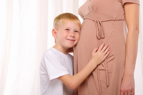 Little boy and his pregnant mother — Stock Photo, Image
