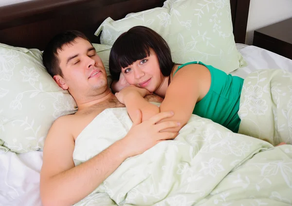 Junges Paar war gerade aufgewacht — Stockfoto