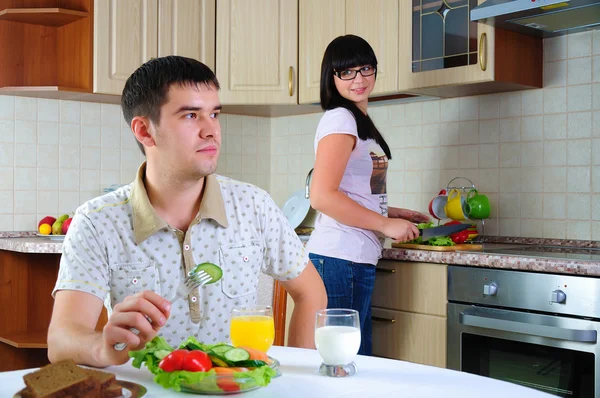 Casal jovem no café da manhã — Fotografia de Stock