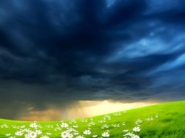Prachtige landschap met een stormachtige hemel — Stockfoto