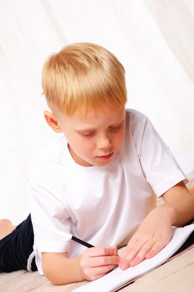 Chlapeček kreslí — Stock fotografie