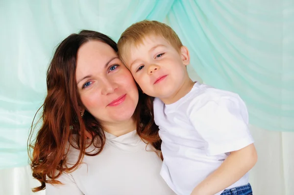Kleine jongen en zijn moeder — Stockfoto