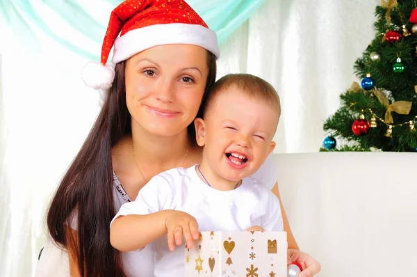 Jonge Moeder Haar Zoon Zich Voorbereiden Vakantie Samen Gelukkig Nieuwjaar — Stockfoto