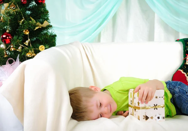 Μικρό Αγόρι Έπεσε Ένας Ύπνος Στον Καναπέ Αναμονή Για Διακοπές — Φωτογραφία Αρχείου