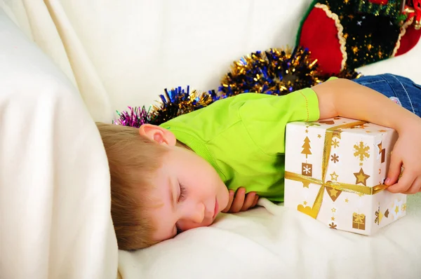 Μικρό αγόρι έπεσε ένας ύπνος στον καναπέ — Φωτογραφία Αρχείου