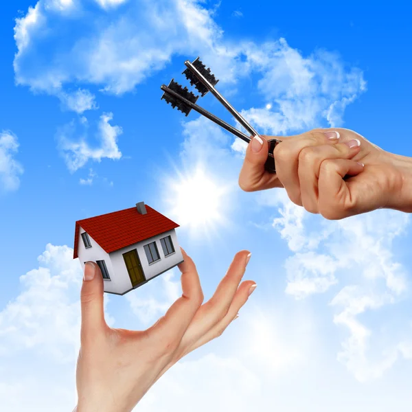 Huset Händerna Mot Den Blå Himlen Som Symbol För Fastighetsbranschen — Stockfoto
