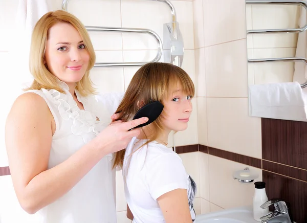 Ein Junges Mädchen Und Ihre Mutter Kümmern Sich Die Haare — Stockfoto