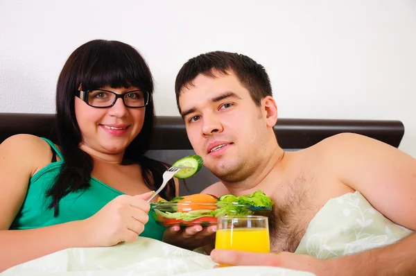 年轻的夫妇在早餐 — 图库照片
