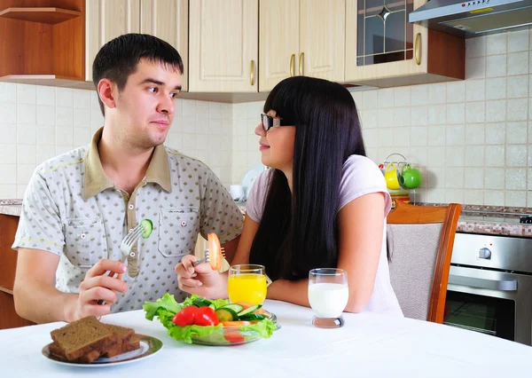 Junges Paar beim Frühstück — Stockfoto