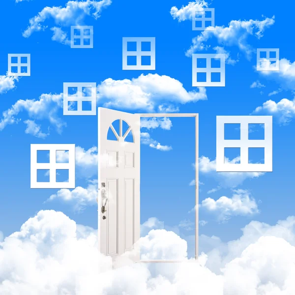 Білі Вікна Двері Проти Блакитного Неба — стокове фото