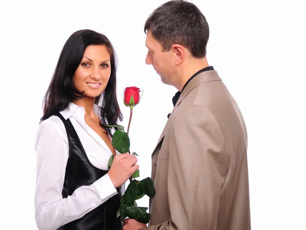 Młody człowiek daje jego dziewczyna róża — Zdjęcie stockowe