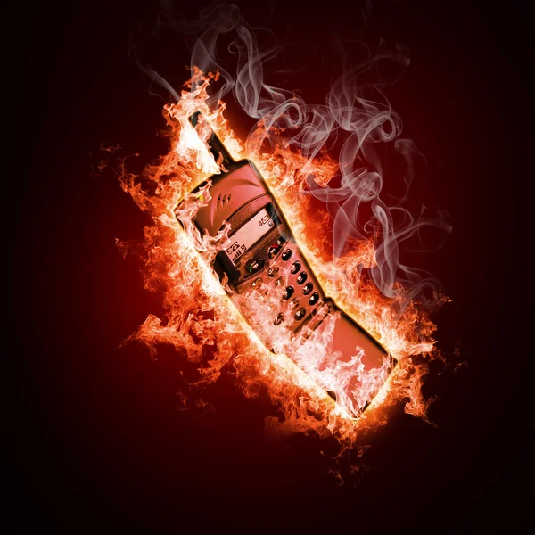 Telefonen i öppen eld — Stockfoto