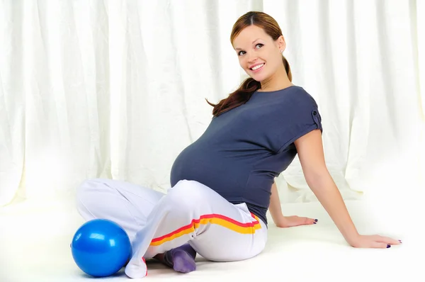 Genç hamile kız portresi — Stok fotoğraf