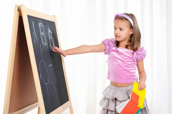 Una Niña Pequeña Escribió Con Tiza Pizarra Grafito Recibir Educación —  Fotos de Stock